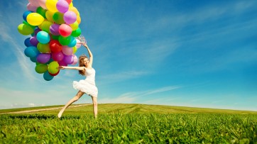 mujer con globos en campo